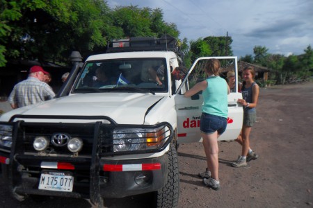 Met de jeep vele kilometers afleggen op oneffen wegen.