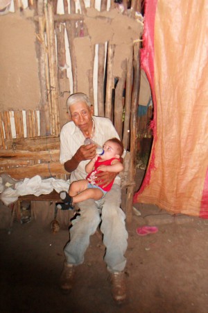 Opa met TBC geeft achterkleinkindje ook met TBC eten.